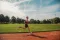Muž beží po atletickom ovále – intervalový tréning