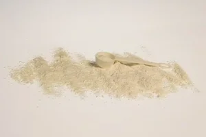 Biely prášok objemového plnidla na lyžičke