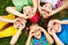 Deti ležiace v tráve – kategória vitamíny pre deti