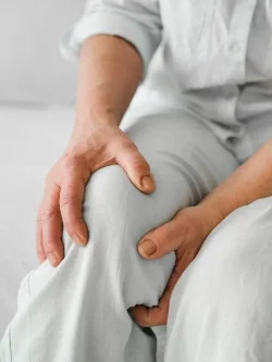 Ztuhlé kolenní klouby – bolest a omezení pohybu