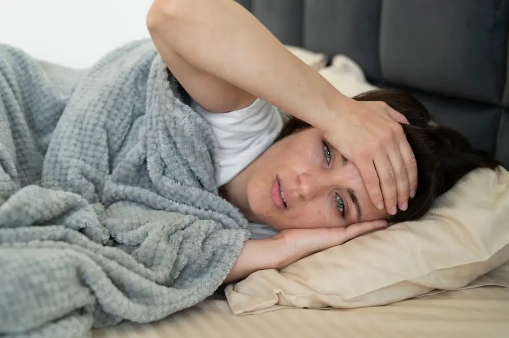 Žena s nočným potením – jeden z príznakov menopauzy