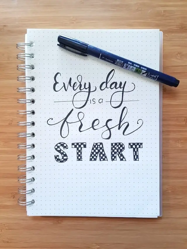 Zápisník s nápisem Every day is a fresh start jako symbol nového začátku a péče o sebe